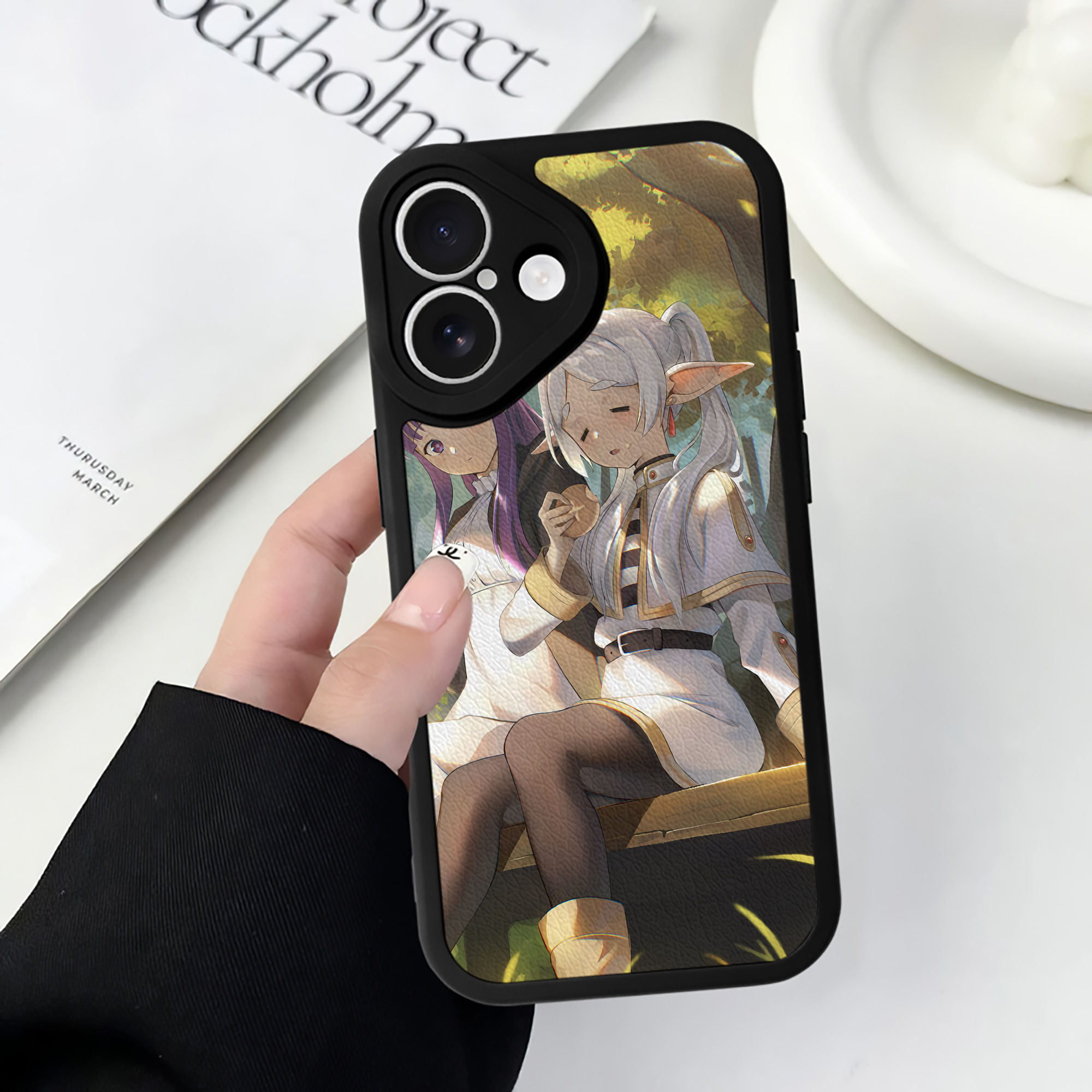 （画像用） 葬送のフリーレン Frieren 【iPhone 16シリーズ対応】シリコンスマホケース（レザー調） 材質：シリコン